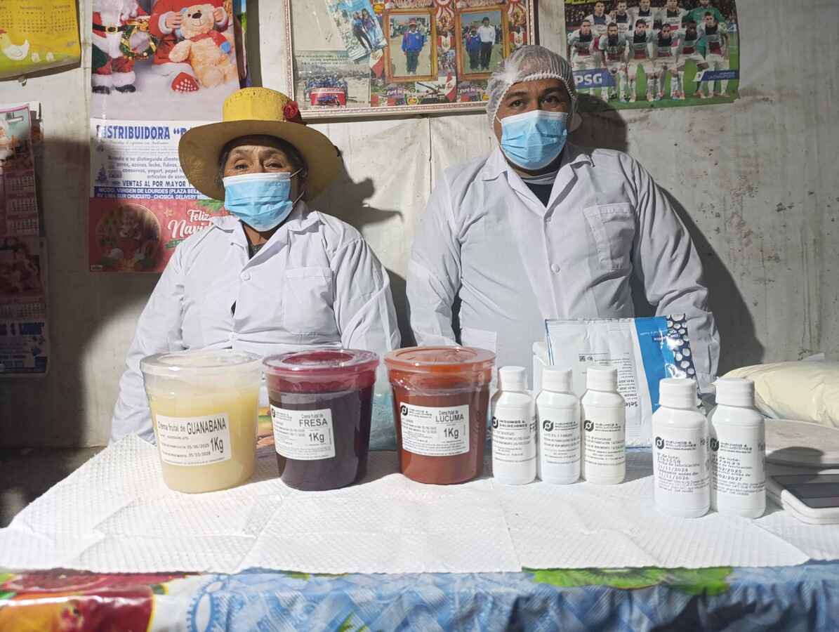 Productores de queso artesanal en Perú