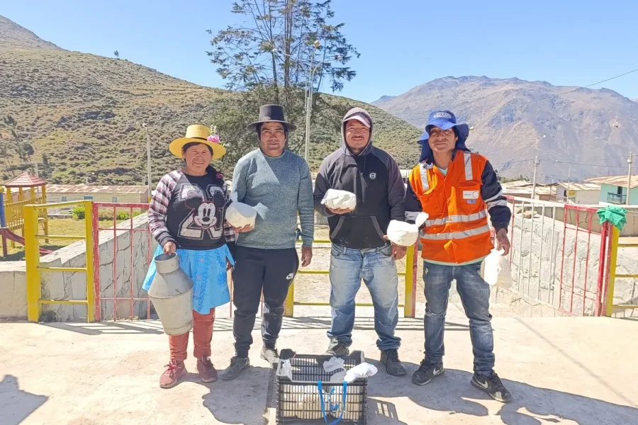 Productores de queso artesanal en Perú